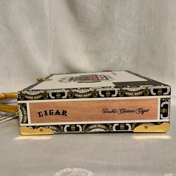 Genuine cigar box bag with two red and blue beaded parrots and beaded flowers - Picture 8 of 12